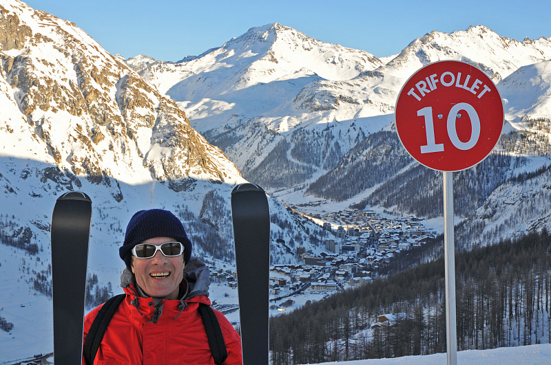 高级男子滑雪者Val d' is&# 232;re滑雪斜坡标志